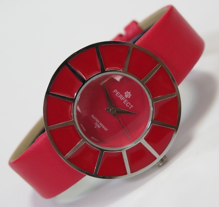 Женские часы с красным ремешком